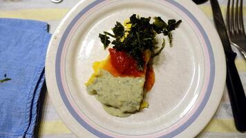 uma prato do polenta com Gorgonzola queijo molho foto