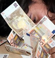 grande quantidade do euro dinheiro espalhados em a chão foto