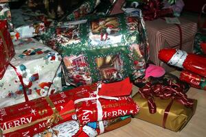 Natal parcelas e presente pacotes colocada debaixo a Natal árvore foto