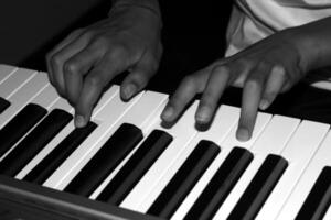 dois mãos jogando música em a teclado foto