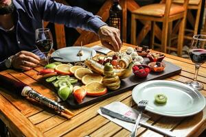 homem sentado às mesa com prato do Comida foto