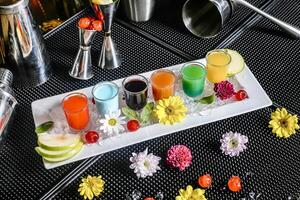 refrescante bandeja com bebidas e flores em uma mesa foto