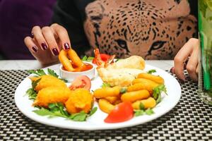 mulher sentado às mesa com prato do Comida foto