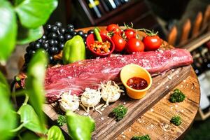 ampla carne assado em de madeira corte borda foto