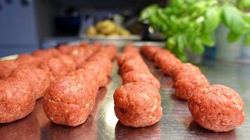 caseiro almôndegas em a cozinha contador foto