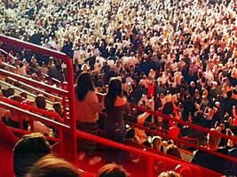 a multidão do pessoas às uma show dentro a embalado arena. digital aguarela estilo. foto