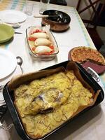 cozido mar brema submerso dentro batatas, choco recheado com tomates, massa omelete e mexilhões foto