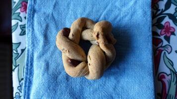 tarallo, uma em forma de donut salgado bolacha com banha, Pimenta e amêndoas, típica do a sulista regiões do Itália. foto