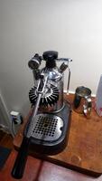 uma café máquina colocada dentro a cozinha sempre preparar. foto