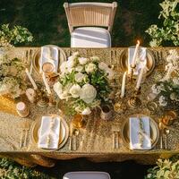 feriado paisagem de mesa, dourado formal jantar mesa contexto, mesa escapar com ouro decoração para Casamento festa e evento celebração, foto