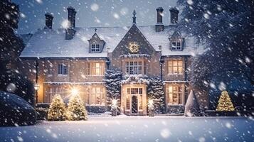 Natal dentro a campo mansão, Inglês país casa mansão decorado para feriados em uma Nevado inverno tarde com neve e feriado luzes, alegre Natal e feliz feriados foto