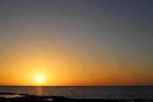 iluminação e cor do a céu acima a horizonte às pôr do sol. foto