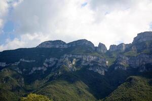 panorama dentro a montanhas com Visualizações do imaculado natureza. foto