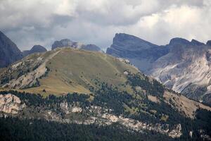 panorama dentro a montanhas com Visualizações do imaculado natureza. foto