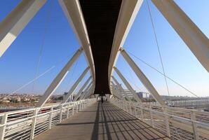 a ponte estava construído sobre uma desfiladeiro e uma água obstáculo. foto