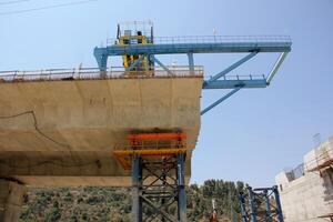uma Novo ponte para estrada de ferro transporte é ser construído. foto
