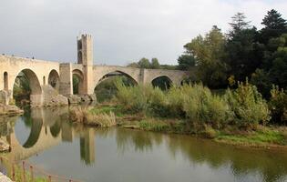 a ponte estava construído sobre uma desfiladeiro e uma água obstáculo. foto