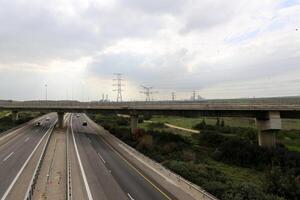 a ponte estava construído sobre uma desfiladeiro e uma água obstáculo. foto