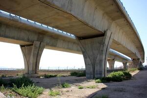 a ponte estava construído sobre uma desfiladeiro e uma água obstáculo. foto