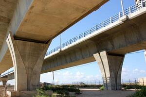 a ponte estava construído sobre uma desfiladeiro e uma água obstáculo. foto