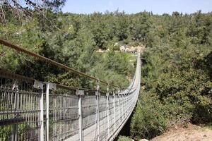 a ponte estava construído sobre uma desfiladeiro e uma água obstáculo. foto