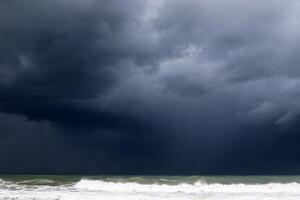 chuva nuvens dentro a céu sobre a Mediterrâneo mar. foto