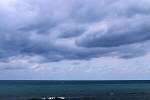 chuva nuvens dentro a céu sobre a Mediterrâneo mar. foto