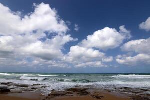 chuva nuvens dentro a céu sobre a Mediterrâneo mar. foto