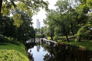 25 07 2023 riga Letônia. riga, a capital do Letônia, é localizado em a bancos do a daugava rio às Está confluência com a golfo do riga. foto