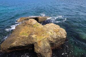 pedras e cartuchos em a costa do a Mediterrâneo mar. foto
