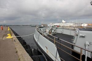 uma cais em a costa para amarração barcos e iates. foto