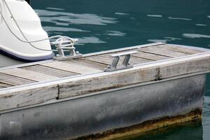 uma cais em a costa para amarração barcos e iates. foto