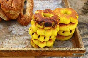 pão e padaria produtos estão vendido dentro uma padaria dentro Israel. foto