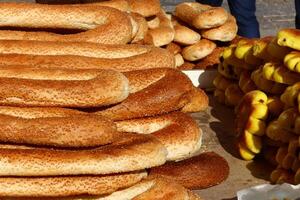 pão e padaria produtos estão vendido dentro uma padaria dentro Israel. foto