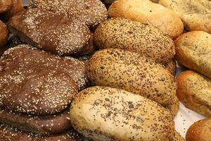 pão e padaria produtos estão vendido dentro uma padaria dentro Israel. foto