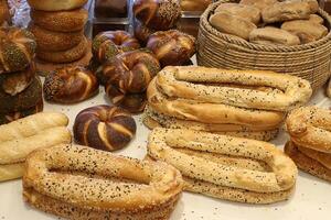 pão e padaria produtos estão vendido dentro uma padaria dentro Israel. foto