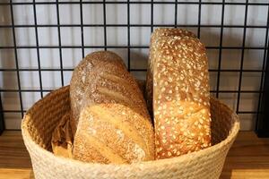 pão e padaria produtos estão vendido dentro uma padaria dentro Israel. foto