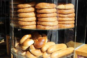 pão e padaria produtos estão vendido dentro uma padaria dentro Israel. foto