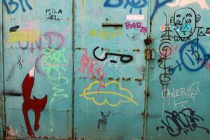 tel aviv Israel marcha 20, 2024. colorida grafite em a paredes do casas dentro a cidade do tel aviv. foto