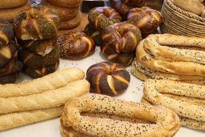 pão e padaria produtos estão vendido dentro uma padaria dentro Israel. foto