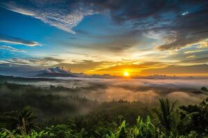 foto nascer do sol sobre bali selva