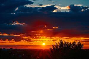 foto tirar o fôlego pôr do sol dentro a tarde