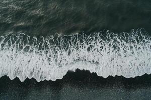 foto vertical a sobrecarga tiro do uma ondulado mar