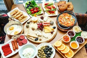 de madeira mesa conjunto com pratos do Comida foto