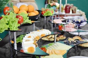 fechar acima do pratos do Comida em uma mesa foto