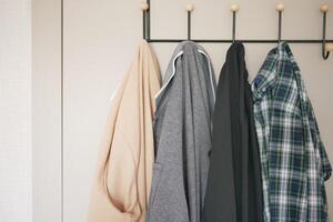 camisas pendurado em roupas cabides Como uma decorativo fixação em a porta , foto