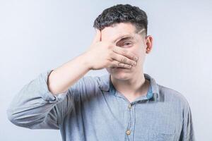 jovem pessoa com irritado olhos. pessoas com conjuntivite cobertura olho isolado. homem com olho infecção isolado foto