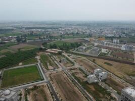 Alto ângulo Visão com zangão do oeste marina habitação sociedade dentro Lahore Paquistão em novembro 07, 2023 foto