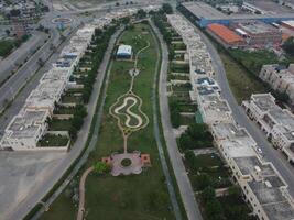 lindo residencial áreas dentro Lahore com zangão em novembro 18, 2023 foto