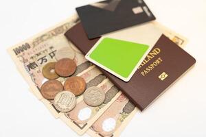 tailandês Passaporte, japonês dinheiro e ic cartão. férias, planejamento orçamento. viagem plano conceito. foto